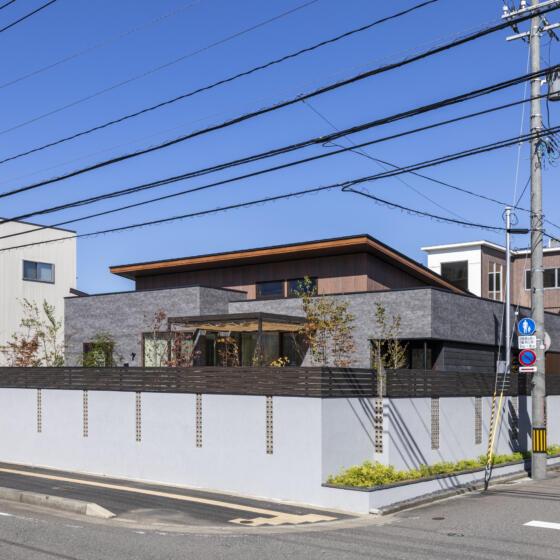 光と風と四季の移ろいを感じる平屋の家